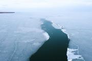 这是2023年4月17日拍摄的呼伦湖开湖景象（无人机照片）